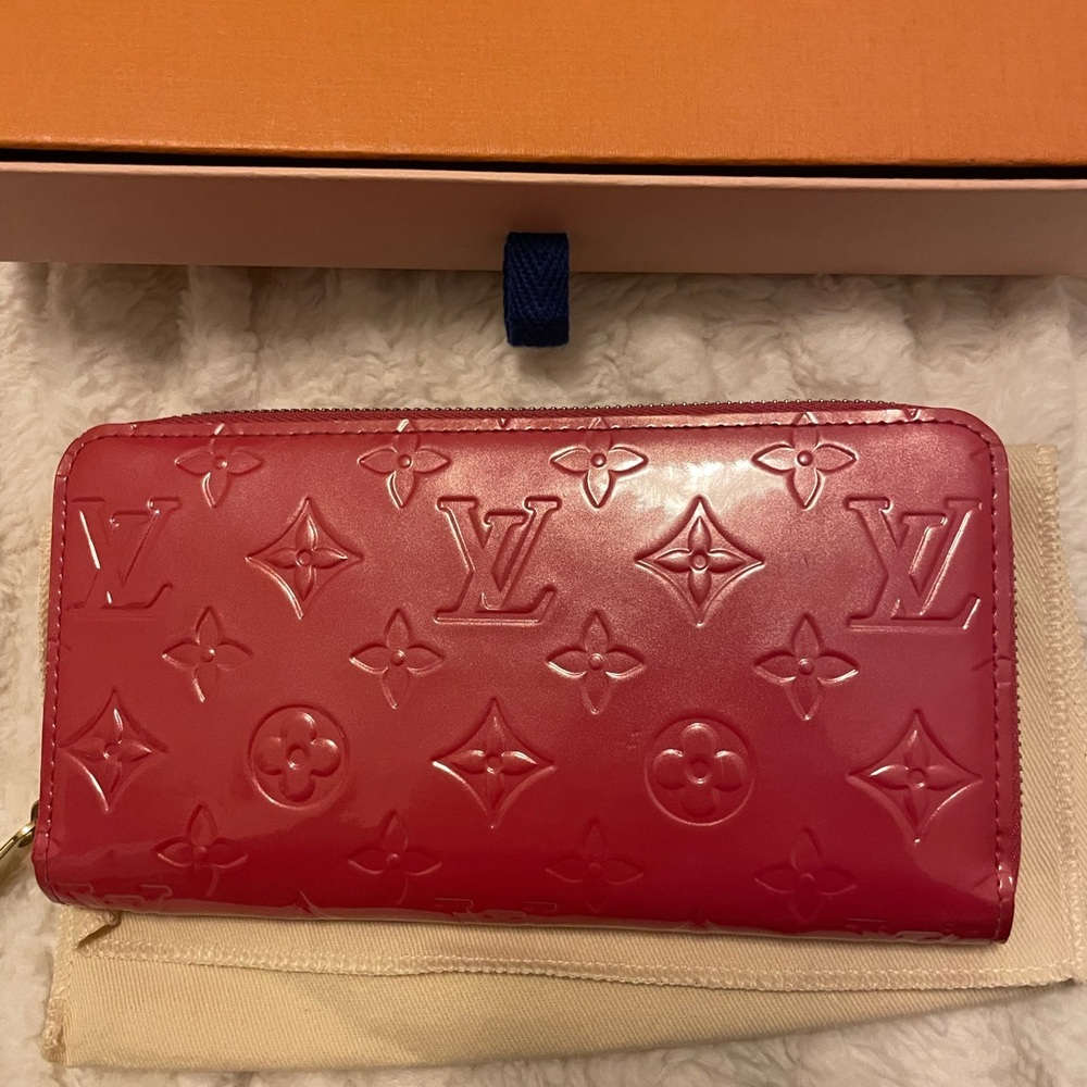 Louis Vuitton Pink Vernis monogram long ZipWallet
Pristine with box and dust bag